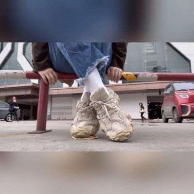 真实素人小姐姐在路人注视下踩面包全程语言羞辱