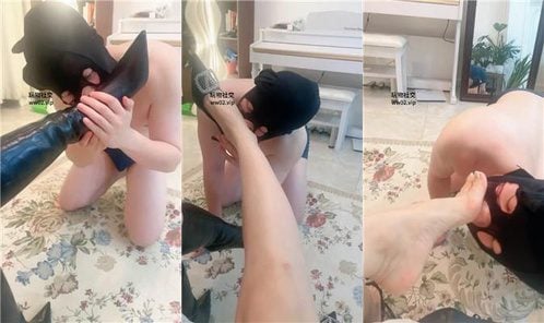 ちょっとドラッグ | ダブルSは汚れた靴をきれいにし、つま先を吸い、顔に座って窒息します