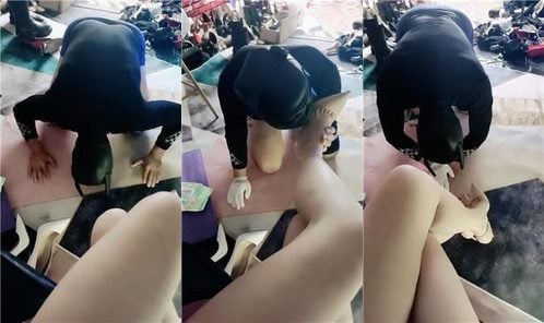 メイニンハイヒールで犬の頭を踏み、馬の首に乗る