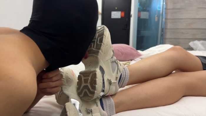 舔大三素人超脏鞋底