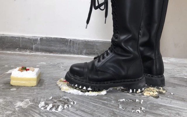 健身美女长靴楼道踩蛋糕面包制作狗粮