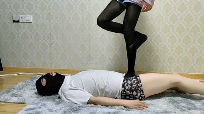 婉儿 | 黑丝全体重踩踏腿绞窒息