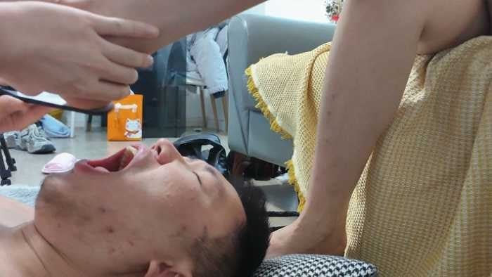 红颜榜 | 1米2大长腿踩踏人体脚泥垃圾桶