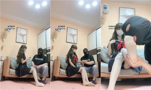 ルー・ケかわいい学生の白いシルクの舐めと吸いのつま先足ディープスロート座っ顔窒息