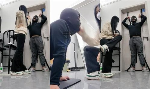 トフィー |犬の檻に閉じ込められ、縛られ、拷問され、スニーカー、白い靴下、匂い拷問