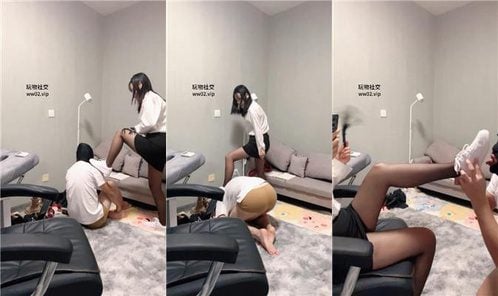 リン・シーさん |小さな白い靴、ハイヒール、蹴る、舐める、汚れた足の裏、黒い絹の足、顔を覆う