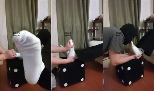 小猫 | 白袜脚气味辱 脚插嘴