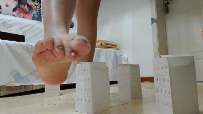 Customized slightly fat owner sour smelly giant foot bugs all stick to the owner's sour smelly sweaty soles and are stepped on by the owner to deodorize JS250401 1