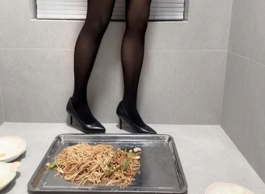 黒い職場のハイヒールが焼きそばを踏み、黒いシルクがゆで卵を踏む