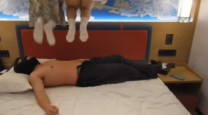 女大小姿和小婵的白袜双踩