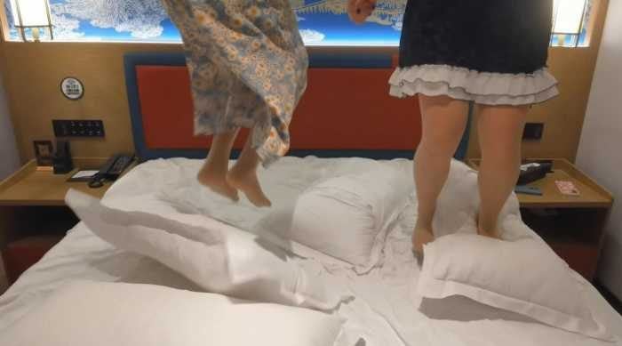 女大小姿和小婵的肉丝白袜踩枕头