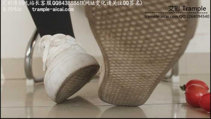 哚儿定制 巨人视角白鞋踩踏辱骂