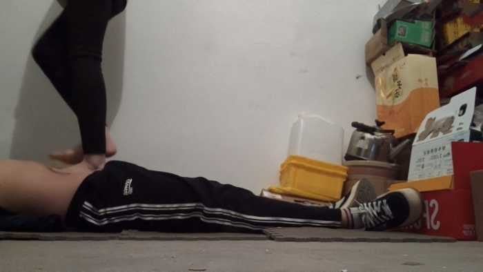 新开发素人椒椒地下室踩踏