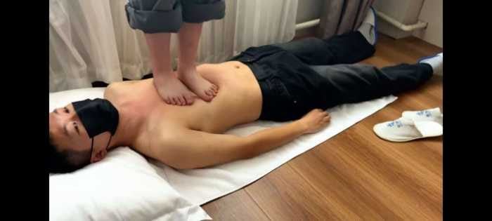 Low-price welfare | Graduate students gently trample barefoot 1