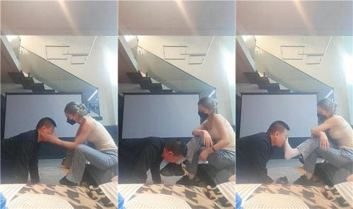 シキ二人の奴隷が靴と靴下を踏みつけ、舐め、罰として鞭打たれる