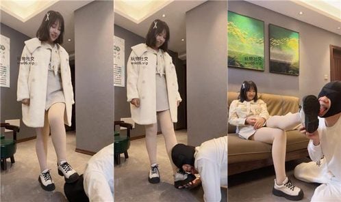 犬の兄弟デートから帰宅した彼女は、彼女の汚れた靴を舐め、平手打ちし、踏みつけ、臭い靴の匂いを嗅いだ。