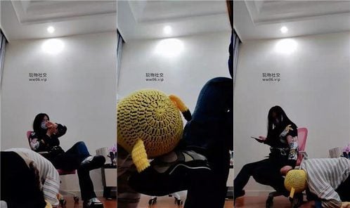 Draaa | Kneeling and licking super smelly sneakers and white cotton socks
