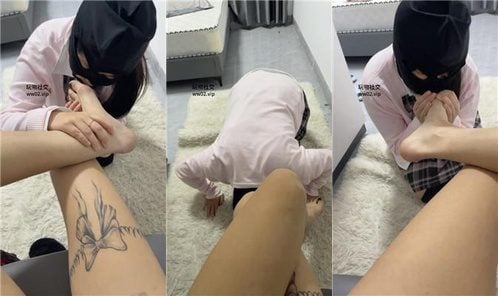 ムムダダ |女性の親友はひざまずいて、足を舐めたいと言う