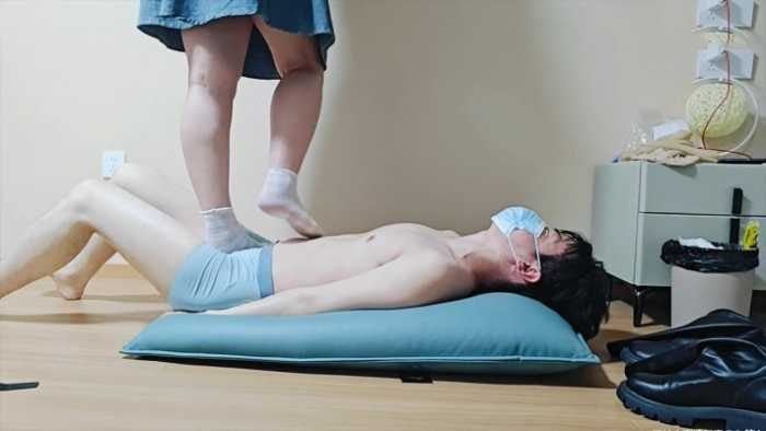 啦啦啦 | 新重量级女s暴力踩踏