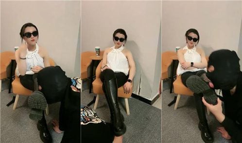 ミシェル犬の舌は汚れた靴をきれいにし、翡翠の足を吸い、白い靴下に乗っています
