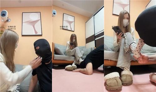 Yiwei | Goddess S's wool slippers covered her white socks for a day and the smell of her feet was insulting