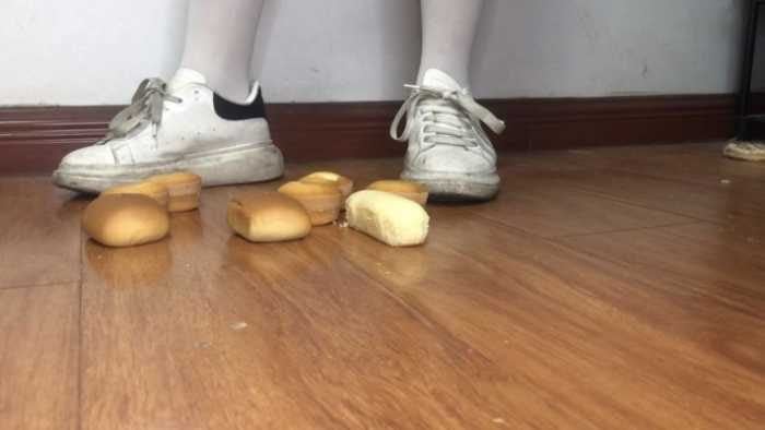 素人健身美女两双脏鞋子无意识走踩一地小蛋糕做成狗粮