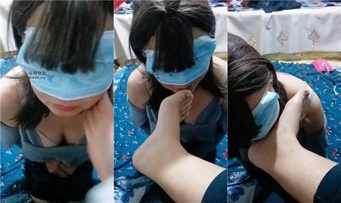 女装家とその妻 |女装犬がひざまずいて酸っぱくて臭い足を舐める