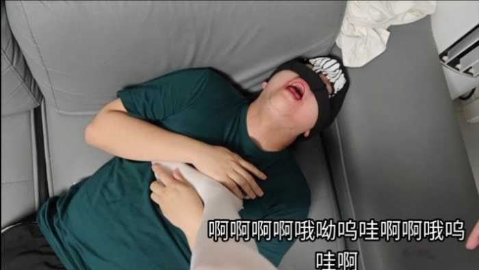 岚儿白色丝袜绞杀 M面目极其狰狞 牙齿都被染红了 吐血