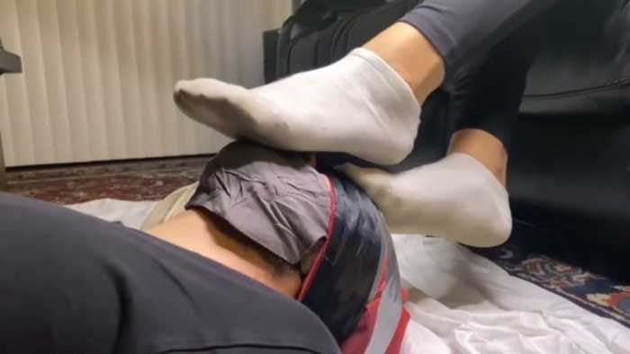 AJ sweaty dirty white socks jade feet stepping on face feet suffocating sweaty feet rubbing nostrils to absorb odor deodorization heavy taste foot fetish JS250523 3