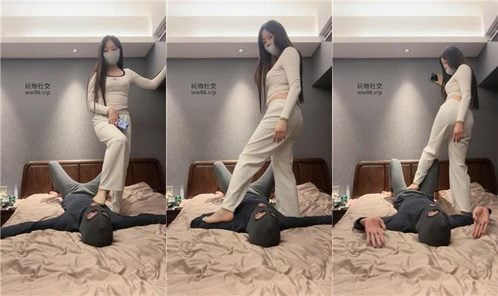 Monkey Song | Covering legs with hands, suffocating, and trampling with flesh-colored stockings