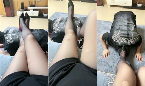 Si Si | 胸をつねる、ハイヒール、黒ストッキング、踏みつける