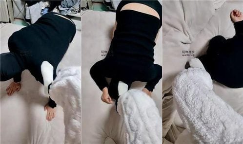 Little sheep bleating | White cotton socks stepping and kicking