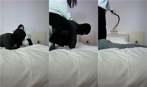 ドラッグドラッグ | 汚れた白い靴下を履いた足踏み足叩き