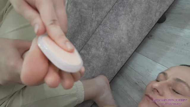 LGFの新ヒロインは、老いた雌犬に汚れた足を舐めさせ、死んだ皮膚を食べさせ、足の爪を食べさせますJS250623 4