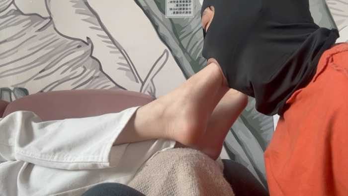 舔脚深喉 长时间深插喉咙 插到爆吐 地下室出品