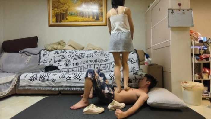 キャンバスシューズを履いたアンアンが奴隷を踏みつける