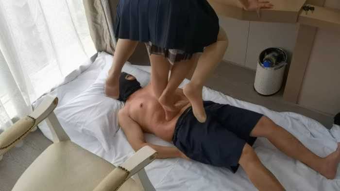 顔と腹の上に座り、呼吸をコントロールして足跡をつけましょう
