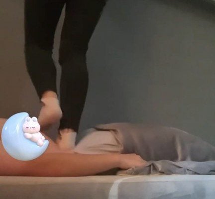 多位女技师原味白袜臭丝袜裸足踩踏全身虐踩男客人 跳踩肚子踩裆 肉丝踩脸 JS250701 7