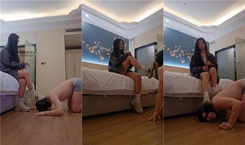 上層部の姉妹たち | スポーツシューズ、白い靴下、蹴り、鞭打ち、元の靴と靴下の匂いを嗅がせる