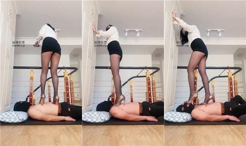 シャオ・ニ | ハイヒールを履き、全身を地面につけてジャンプし、黒い絹の足を踏みつけて顔を覆う