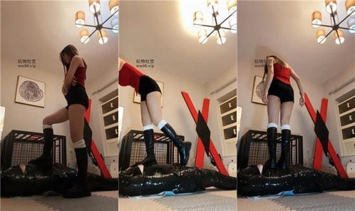 KT | Long boots and white socks trample mummy dog