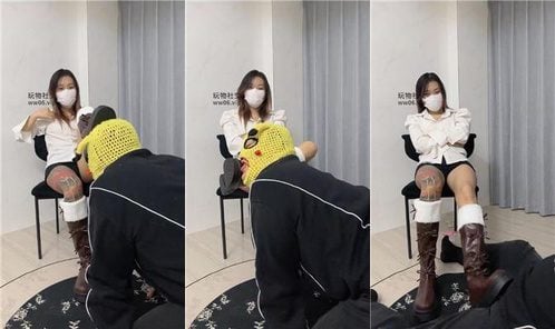 Qi7 | 胸と臭いブーツでひどい虐待を受けるタトゥーの少女