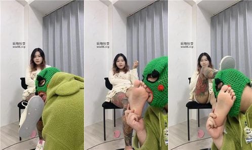 Qi7 | Tattooed girl S forced to smell pink shoes and lick her feet