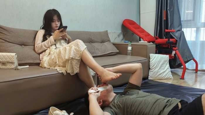 Beauty List | 2006 student Zhu Suyu with sweaty feet and high appearance unconsciously licks her feet to clean her foot skin