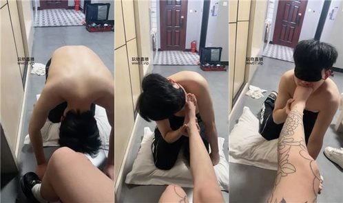 リトルパイナップル | タトゥーを入れた女の子が裸足を舐める bf50775