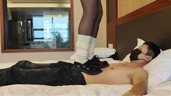 素人女大 | 音乐生黑丝硬底小皮鞋狠踩 YC 250811 9