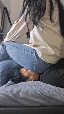 Jeans face sitting playing computer YC 250818 6