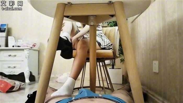 可愛い女の子の臭い靴下と割れた卵の匂いを嗅ぐ ACYC 4990