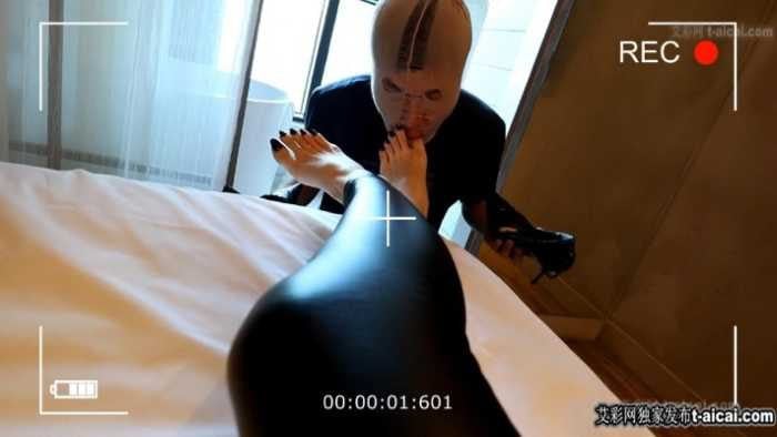 韩国Hira 跪在床下捧着鞋给Hira舔臭汗脚 这狗真够贱的 Hira皮裤黑美甲真飒 bf9280