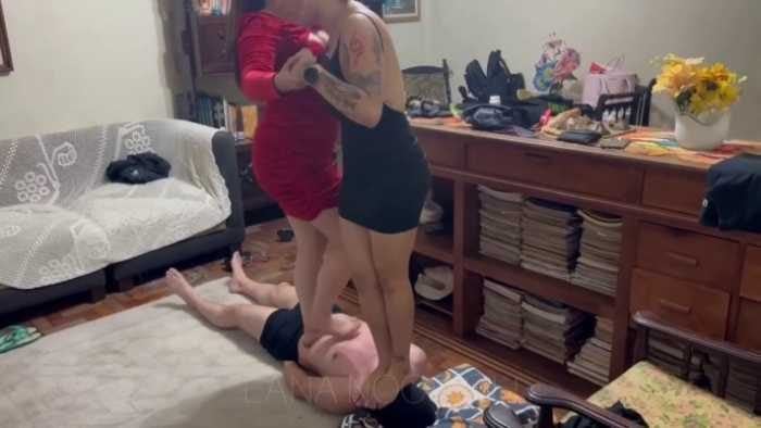 两位丰满女主全体重践踏调教男奴 JS250921 2